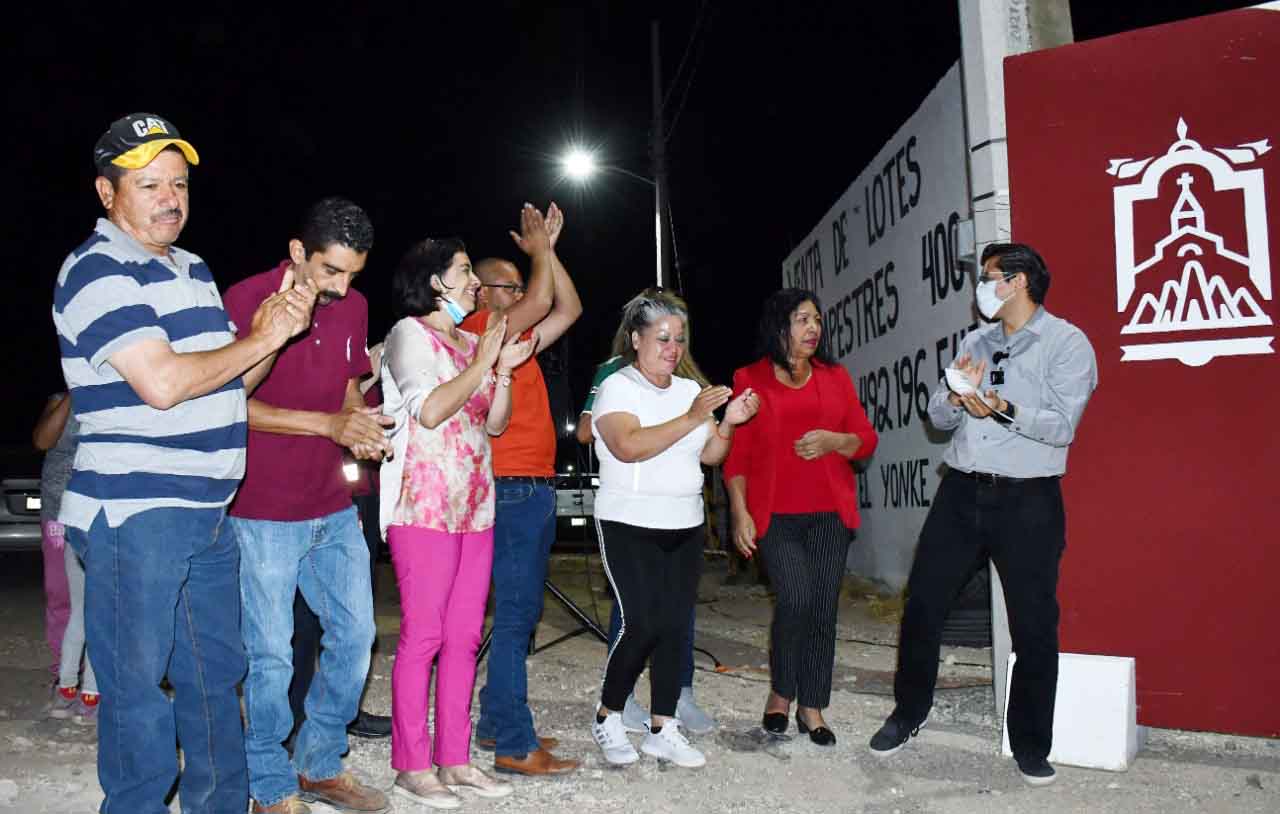 Inaugura Julio César Chávez red eléctrica en calles de Zóquite