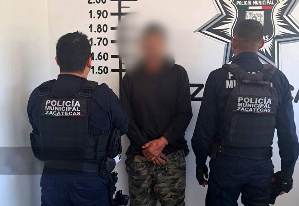 Policías de Zacatecas detienen a Ricardo por robar en un comercio
