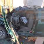 Conductor queda prensado al impactar su camioneta contra un torton