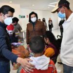 Con la entrega de bolos y regalos, lleva Julio César Chávez la navidad a hospitales