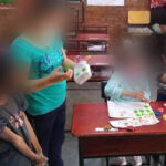 Alumnos con autismo hacen moños y bolsas de regalo con periódico y hojas de tamal