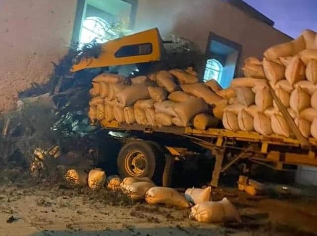 Tráiler se queda sin frenos y choca de frente contra una iglesia en ...