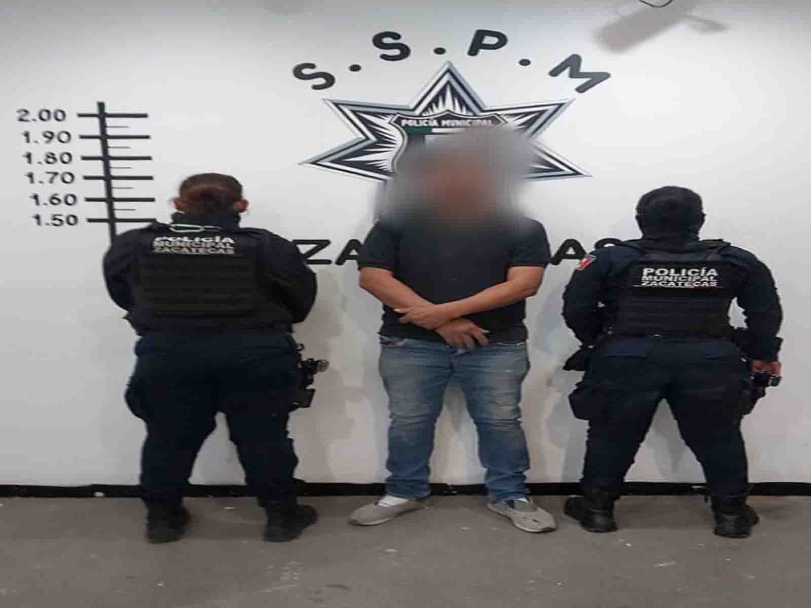 Policías municipales de Zacatecas detienen a Gustavo por golpear a su ...