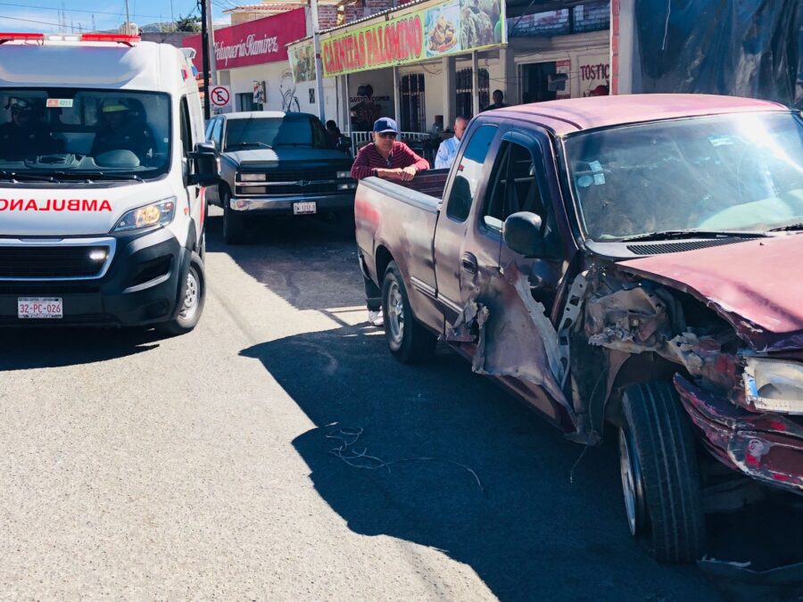 Una mujer intenta ganarle el paso al tren y es impactada | Testigo Ocular