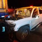 Camioneta se impacta contra la parte trasera de un tráiler