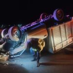 Por conducir a exceso de velocidad en Tránsito Pesado, vuelca en su camioneta