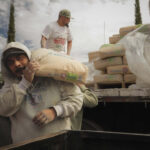 Benefician a más de 1 mil habitantes de Monte Escobedo con material para construcción