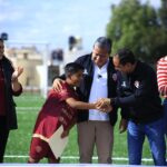 Inauguran gobernador David Monreal y presidente Pepe Saldívar, rehabilitación de cancha de futbol