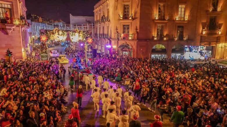Miles de familias disfrutan la magia de la Navidad con el desfile ...