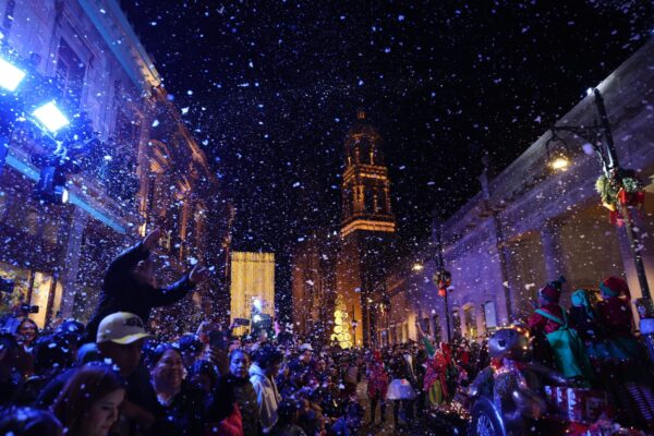 Miles de familias disfrutan la magia de la Navidad con el desfile ...