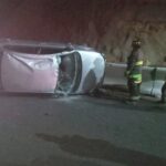Dos personas al hospital tras volcadura en la vialidad Manuel Felguérez