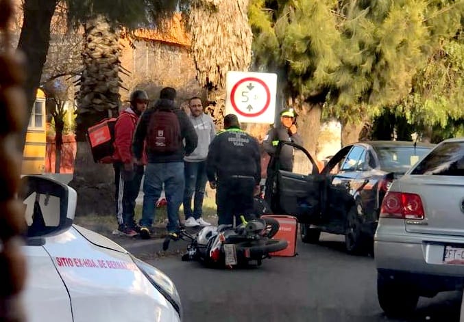 Automovilista embiste a motociclista repartidor en bulevar de ...
