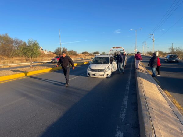 Conductora pierde el control de su vehículo y sale del camino en ...
