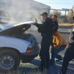 Policías estatales y municipales sofocan incendio de camioneta