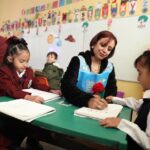 Ser educadora es como volver a ser niña: Claudia López