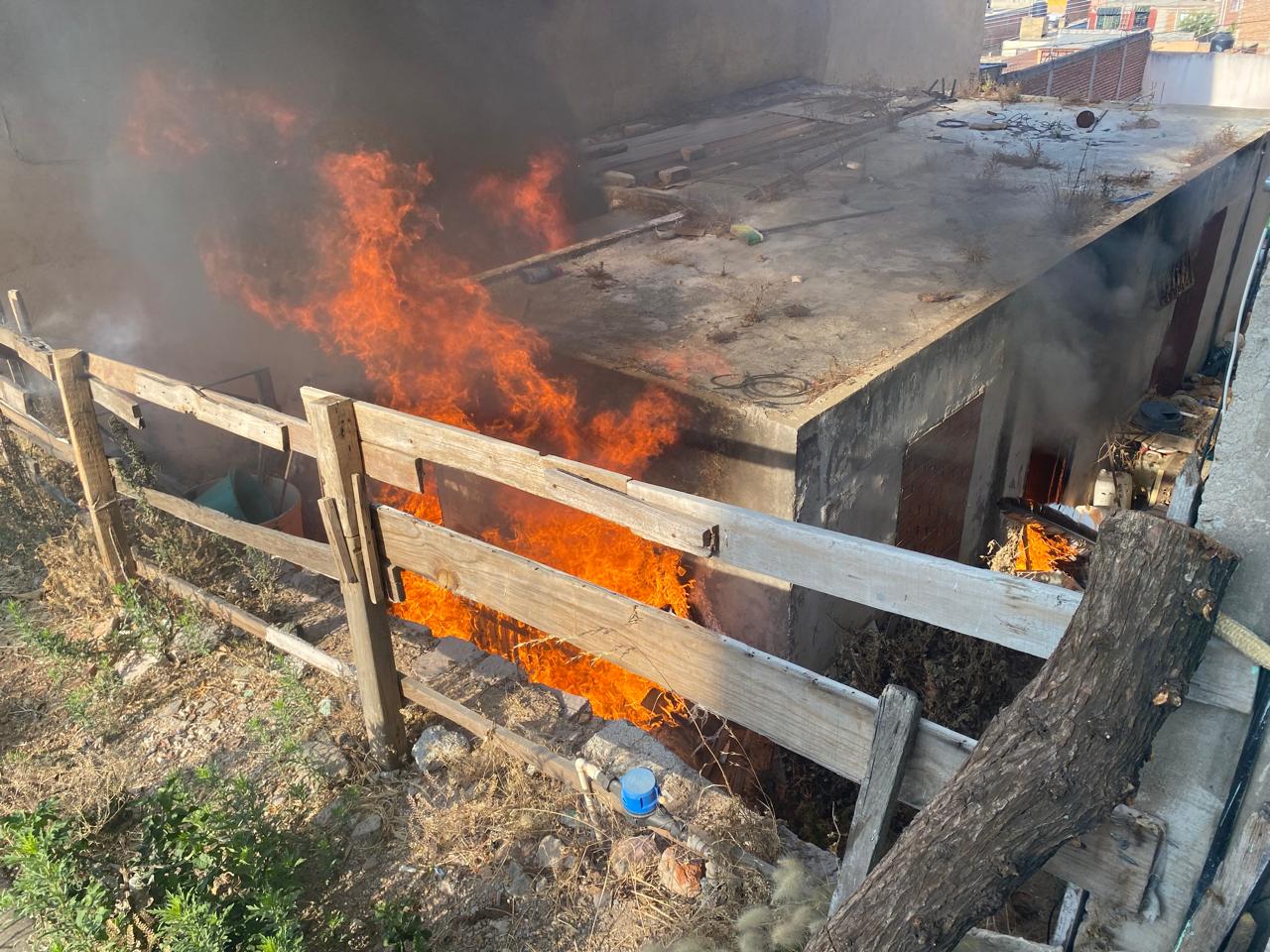 Bomberos sofocan incendio en vivienda de la colonia Felipe Ángeles ...