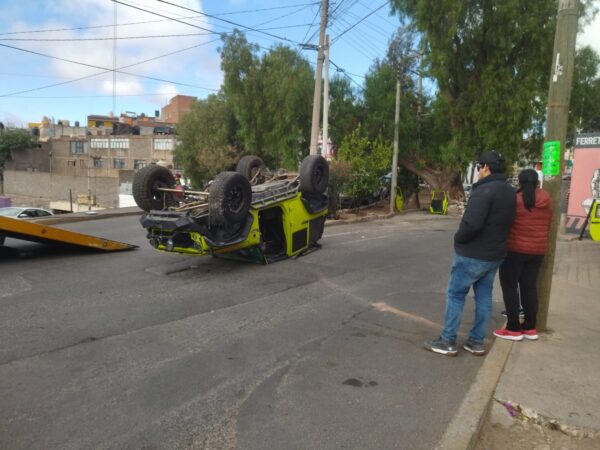 Conductor de Jeep pierde el control y vuelca en la capital zacatecana ...