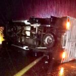 Vuelca camioneta con placas de Jalisco en carretera de Zacatecas