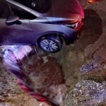 ¡Otra vez el socavón eterno! Vehículo cae en la García Salinas