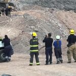 Toneladas de tierra sepultan a operador de maquinaria pesada