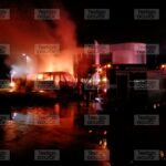 Protección Civil sofoca incendio de camión frente a centro comunitario