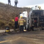 Un muerto tras volcadura de pipa con material peligroso en Zacatecas