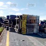 Conductor lesionado tras volcadura de camión con chile en la federal 45