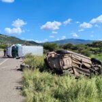 Doble volcadura en carretera de Zacatecas deja a una mujer y un joven heridos