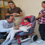 Pepe Saldívar impulsa acciones inclusivas; entrega silla de ruedas a menor