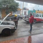 Bomberos salvan taxi de ser consumido por las llamas en Guadalupe