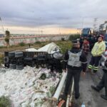 Tráiler se desploma en el puente del aeropuerto y desata accidente múltiple