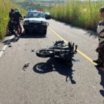 Fuerte choque entre moto y patrulla en carretera de Zacatecas