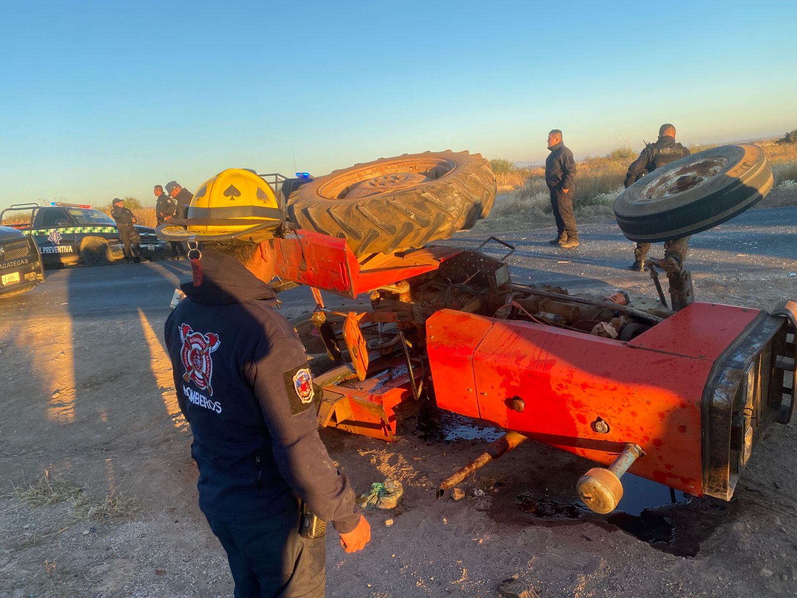 Brutal choque entre una camioneta y un tractor en carretera de ...