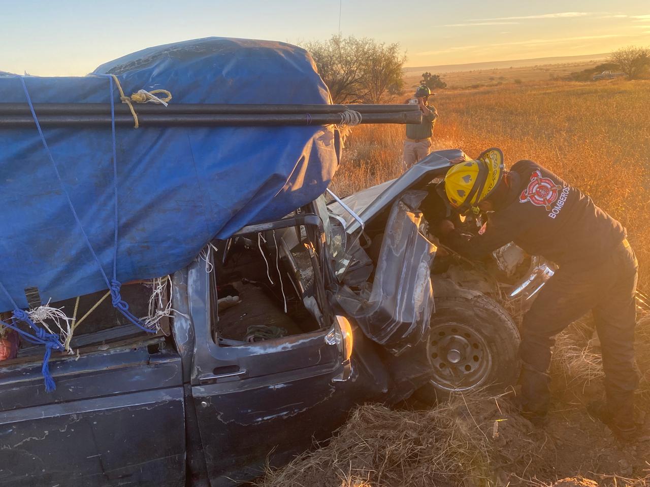 Brutal choque entre una camioneta y un tractor en carretera de ...