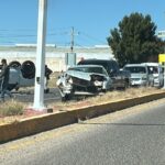 ¡Aparatoso choque en la carretera 45! camioneta volcó y mustang quedó destrozado