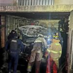 Arde camioneta dentro de domicilio y moviliza a bomberos en la capital