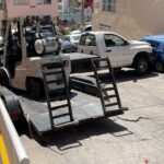 Camioneta que transportaba montacargas choca contra vehículos