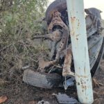 Camioneta termina hecha chatarra tras brutal volcadura