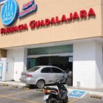 Auto pierde el control y atraviesa la entrada de farmacia Guadalajara