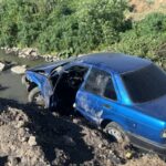 ¡La botella se le atravesó! conductor ebrio termina volcado en canal de aguas negras