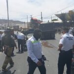 Torton arrolla a mujer motociclista en zona escolar del bulevar