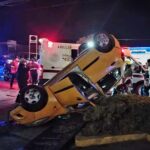 Casi lo pagan con la vida; jóvenes borrachos sufren brutal volcadura