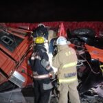 Rescate contrarreloj en la federal 45; liberan a chofer atrapado en tráiler