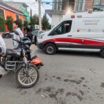 Paramédicos atienden a joven tras percance entre automóvil y motocicleta