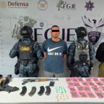 Detienen Fuerzas de Seguridad a hombre con arma de fuego, droga y equipo táctico