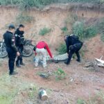Motocicleta cae a un arroyo en Zacatecas; hay un muerto
