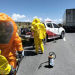 Vuelca tráiler con material tóxico y corrosivo en la carretera federal 54