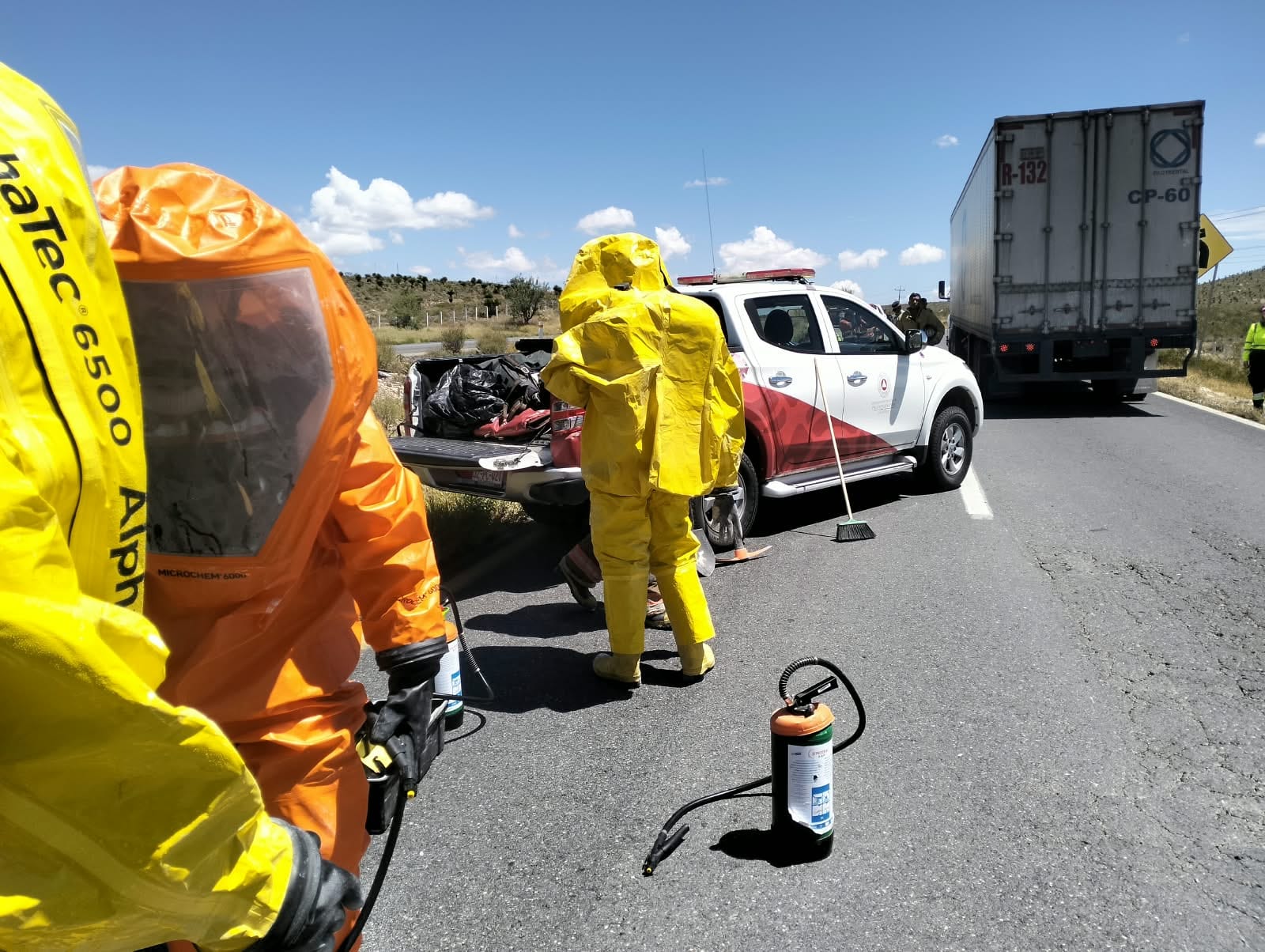 Vuelca tráiler con material tóxico y corrosivo en la carretera federal 54