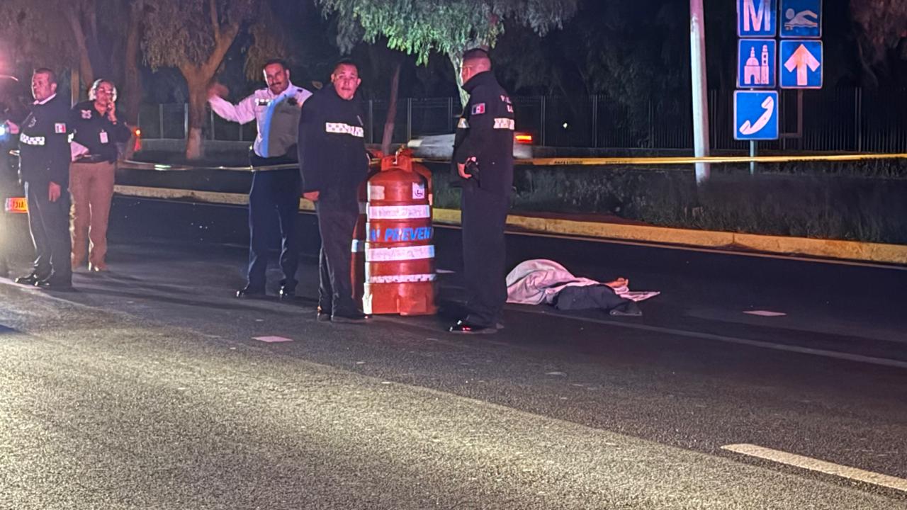 A metros del puente peatonal, hombre muere atropellado en Zacatecas