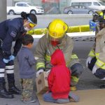 Bomberos y paramédicos de Guadalupe entregan apoyos alimentarios